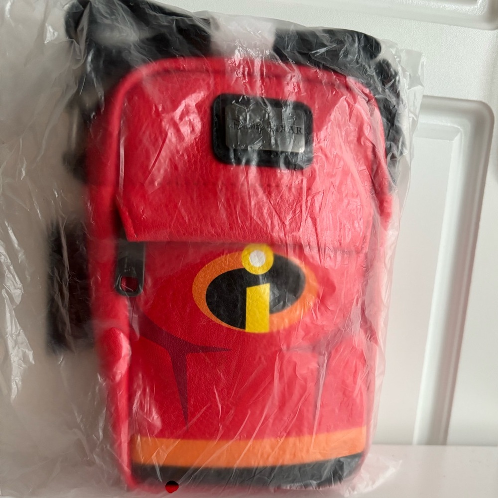 NEW IN PACKAGE Disney Buckle Down Pixar Incredibles Crossbody Bag